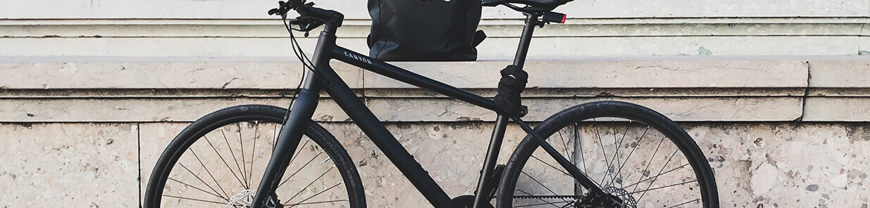 skruf-Rucksack steht auf einem Fahrrad