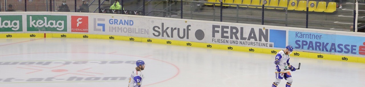 Eishockeyspieler vor dem skruf-Logo